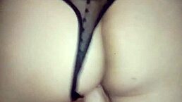 Le corro la tanga de lado y le meto los dedos a mi novia