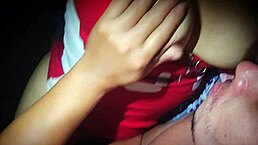 El hermanastro de polla enorme se folla las tetas de su hermanastra con rudeza.