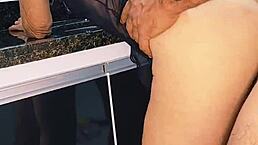 fodendo loira na pia e gozando dentro