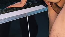 fodendo loira na pia e gozando dentro