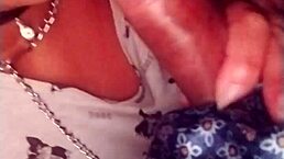 casada chupa estranho no banheiro com luz apagada