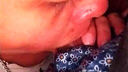 casada chupa estranho no banheiro com luz apagada