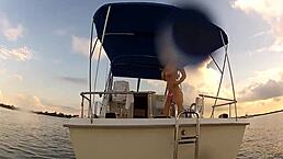 公共船上闪现大奶的狂野故事