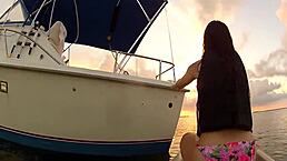 公共船上闪现大奶的狂野故事