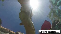 Olivia has summer fun in the pool 😎