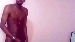 Puto Carioca shows off on video call via WhatsApp. Contact him for private chats!