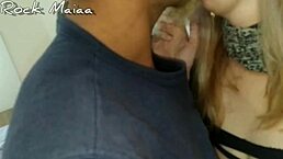 Transei com a tia milf enquanto esperava pela sobrinha, parte 1