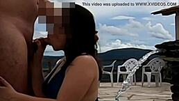 transando com namorada na piscina da casa da montanha, dando blowjob e crossdressing como amigos amadores.