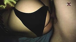 ME FOLLO A MI HERMANASTRA EN LA CAMA DE MI MADRAS, PONGO MI POLLA EN SU CULO HASTA LLENARLO Y SE SALGA POR SU CULO CALIENTE