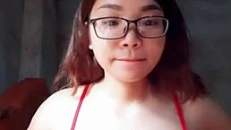 Em �o ỏ V� Mướp Sệ Shows Off Big Tits in Raw Action