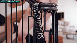 脱衣舞猛男在俱乐部生插肌肉底 狂野肛交