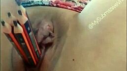 Me penetro con lápices de colores y mi marido se vuelve loco y viene a cogerme escuchame gemir y pedirle que me rompa el culo