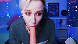 short hair cam slut sucks dildo and blows webcam toy