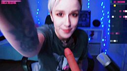 short hair cam slut sucks dildo and blows webcam toy