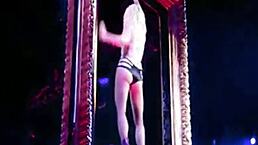 布兰妮·斯皮尔斯能摇臀更猛吗？