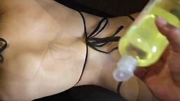 sexy gatita con hermosas nalgas baila sobre mi llena de aceite