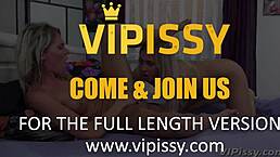 Cayla Lyons和Claudia Macc在狂野撒尿中怎么互相手指？