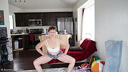 人妻瑜伽课性感驼趾屁股指导