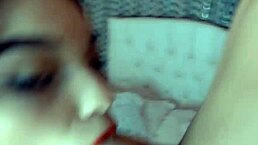 mi vecina excitada mirando videos me pide practicar con mi verga para ser estrella porno y le doy mamada profunda rica