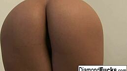 i'm watchin sexy bombshell diamond play with her big boobies and amazin ass.