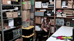 小猫在工作中被饥渴警官巨屌塞满