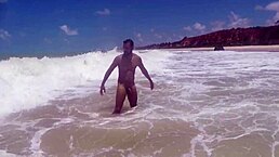 Muscular bodybuilder shakes ass on tambaba beach