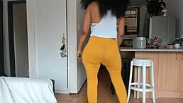 黑臀在紧身裤里狂抖野性舞蹈