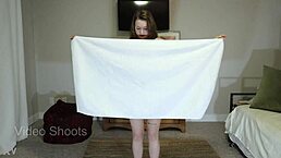 哇，看这性感毛巾舞很快就热辣起来了！🔥