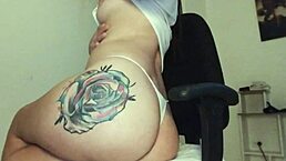 Lucyplay spreads cream on her body and tattoos while talking to you