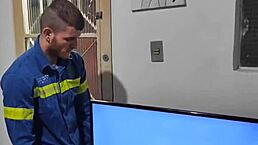 Chamei o eletricista para me ajudar com a tv e paguei com sexo with wet pussy and blowjob