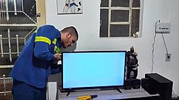 Chamei o eletricista para me ajudar com a tv e paguei com sexo with wet pussy and blowjob