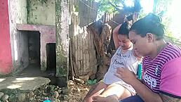 Me doy un baño donde la vecina y ella no pierde oportunidad para mirarme desnuda y agarrarme el culo