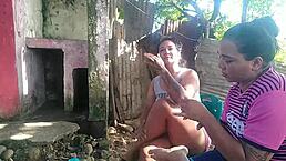 Me doy un baño donde la vecina y ella no pierde oportunidad para mirarme desnuda y agarrarme el culo