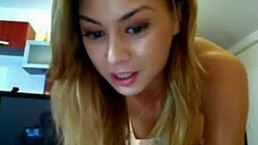 Webcam Cute Blonde Fitness Show