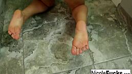 Hot pornstar Nicole Aniston gives a foot job to a big cock 😍