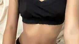 Wow, this sweet 18-year-old shows off her rich sexy body!