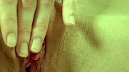 哇！淘气金发 Jane F 用独奏阴部玩弄挑逗！