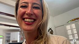 Loira Casada Senta No Pau Até Levar Gozada Na Boca