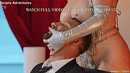 舔舐和拴链，安吉拉·怀特在车库里狂野性爱！🔥