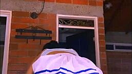 La Madrastra de Su Amiga Tenia Una Voz Suave y Sensual Que Lo Hacia Sentir Como Si Estuviera en Un Sueno Cada Vez Que Hablaba con El!