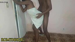 莫雷娜給表妹快速肛交朋友偷看？