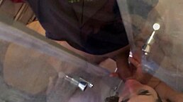 浴室藏身狂野口交！你能扛住这黑发妹子的技巧吗？