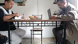 el cornudo no ve mientras chupo la polla de su colega bajo la mesa