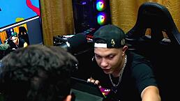 Sexo no podcast: ela tirou o pau dele... 😏