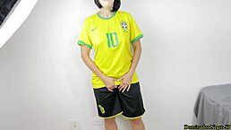 passivo rabudo gemeu gostoso no pau preto, sentindo prazer intenso