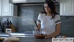 到处都是巧克力的凌乱女同性爱，好热辣！