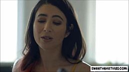 到处都是巧克力的凌乱女同性爱，好热辣！