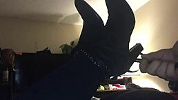 顽皮小妞被狠抽鞭子打屁股然后穿紧靴子猛干！