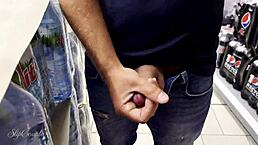 超市帮这家伙巨屌射精太冒险了大屁股晃荡