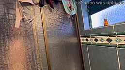 GRABO A LA PUTA RUBIA DEL TRABAJO MASTURBANDOSE EN EL BAÑO.